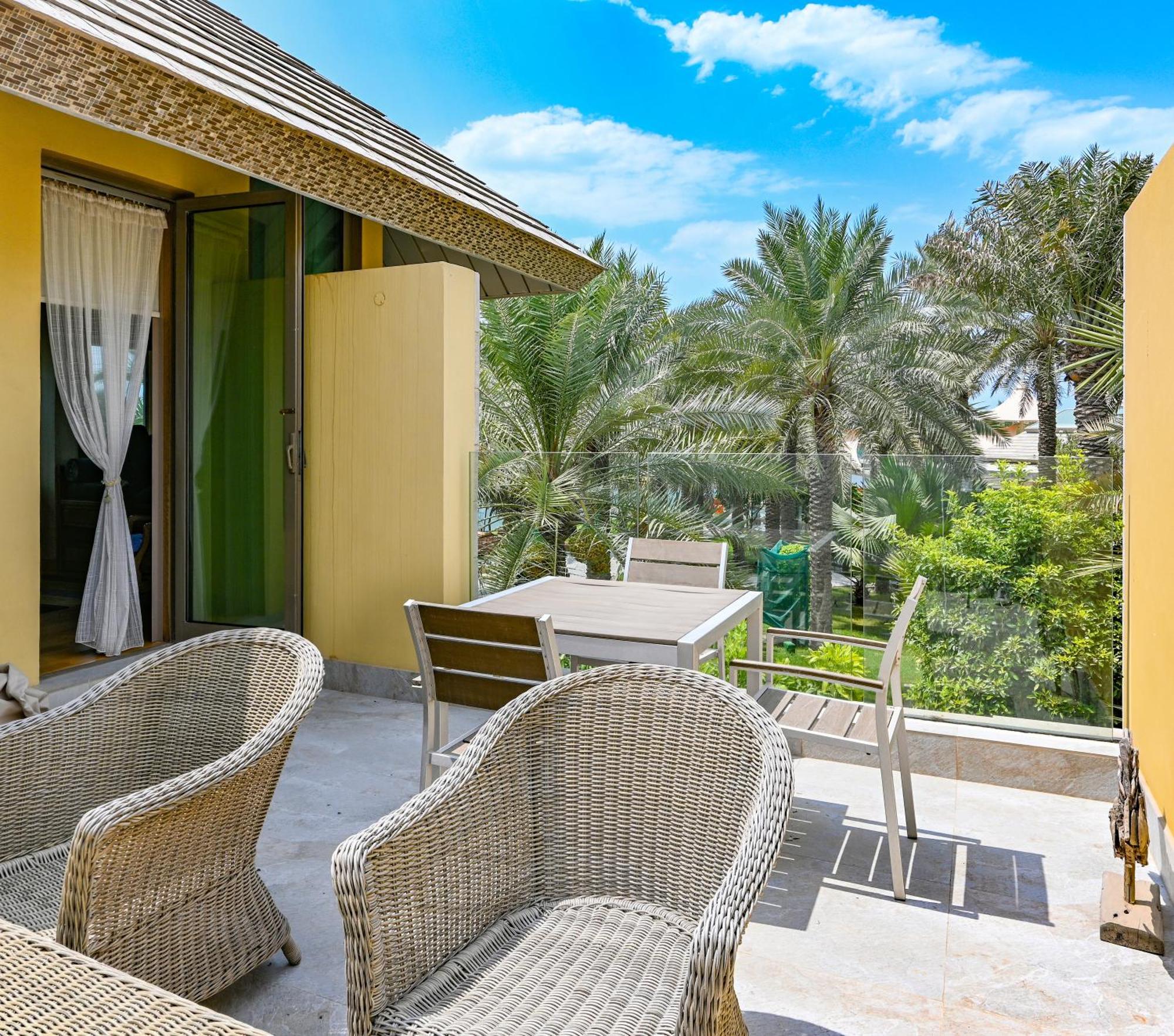 Palavra Resort Al-Manamah Bagian luar foto A balcony at Jumeirah Creekside
