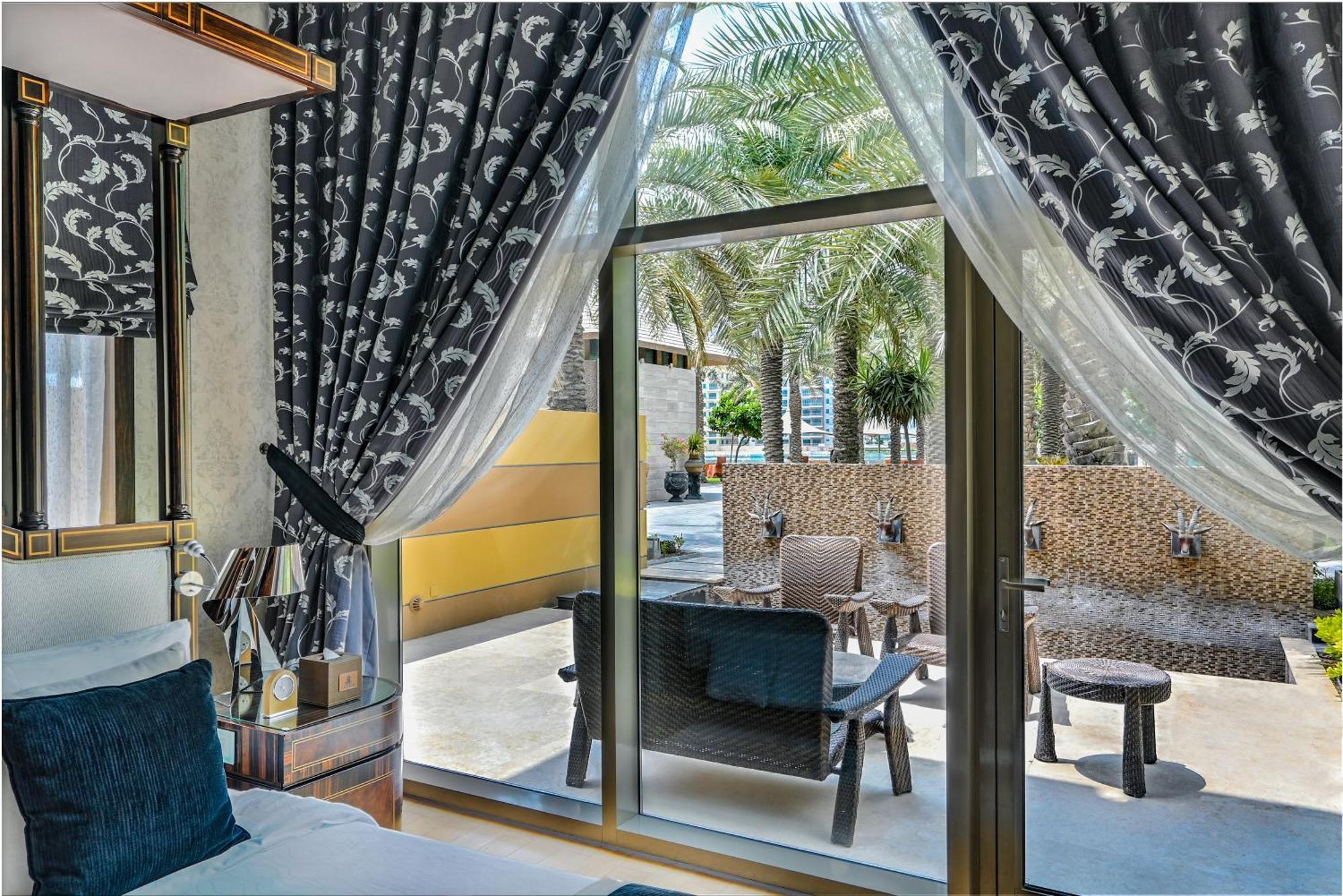 Palavra Resort Al-Manamah Bagian luar foto A view of the pool from a suite
