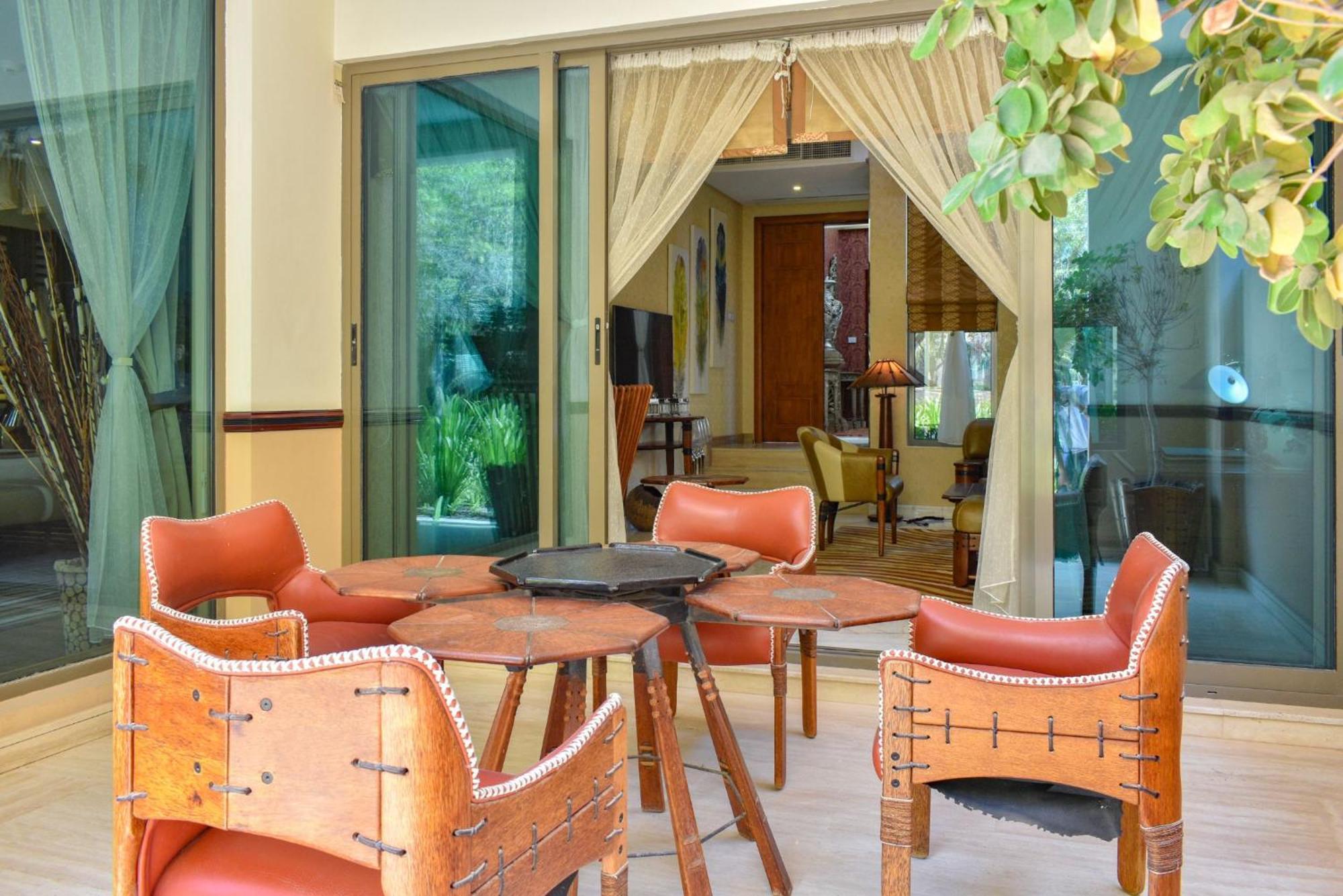 Palavra Resort Al-Manamah Bagian luar foto The interior of a suite at the hotel