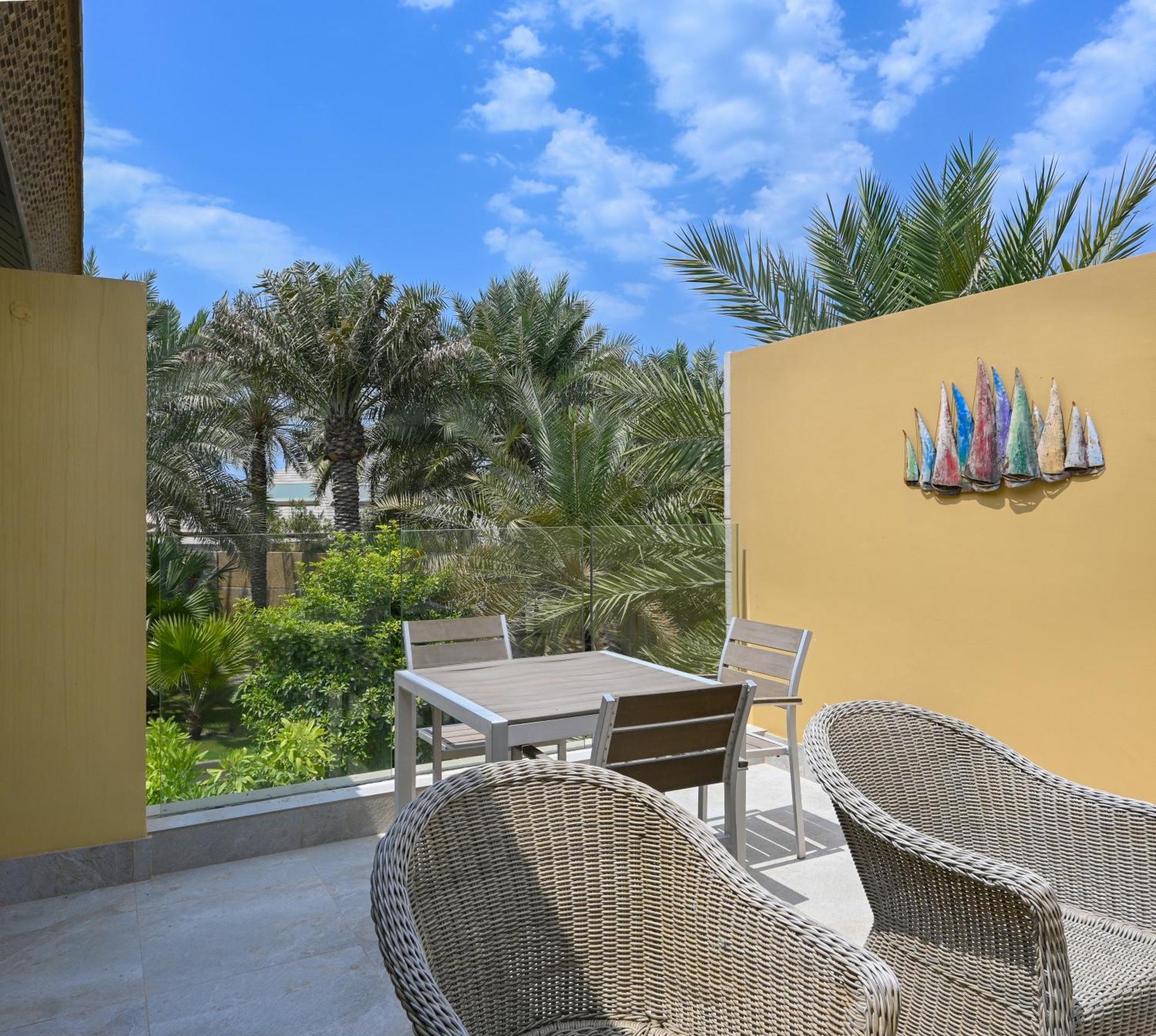 Palavra Resort Al-Manamah Bagian luar foto A balcony at the hotel