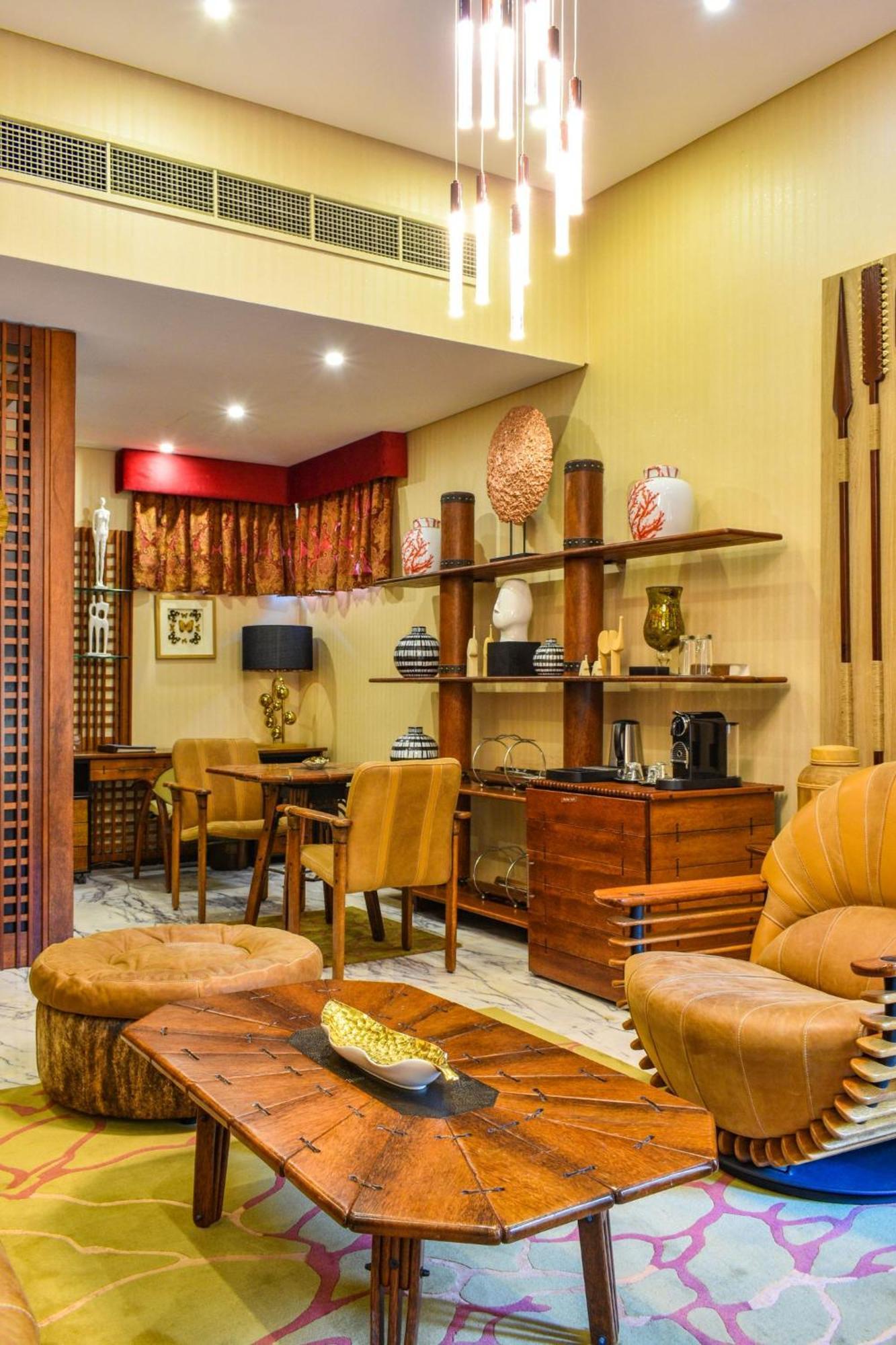 Palavra Resort Al-Manamah Bagian luar foto A living room in a suite at the hotel