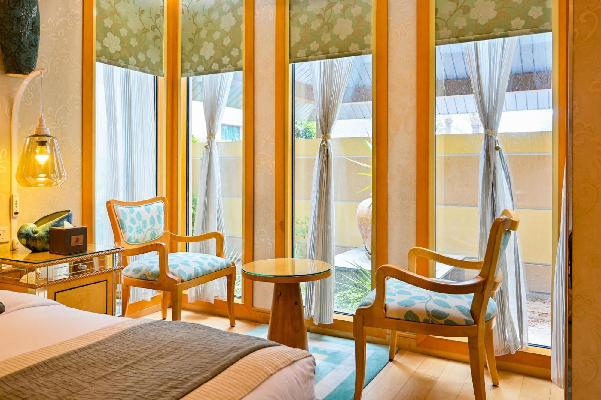 Palavra Resort Al-Manamah Bagian luar foto A room at the hotel